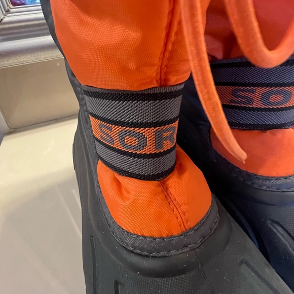 Kids Sorel snow boots in orange and grey. Size 2 - Picture 3 of 11